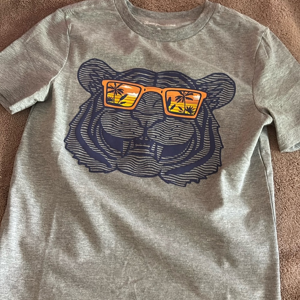 Tommy Bahama Gray T-Shirt with Tiger and Sunglasses
